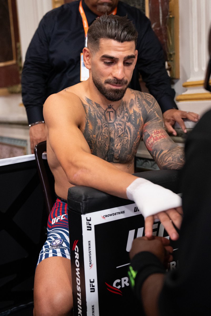 UFCEspanol's tweet photo. Sonriente y seguro de su futura victoria 🌹

Ante ustedes, el monarca de las 155 libras ‼️

🇪🇸🇬🇪 @Topuriailia

#UFCWhiteHouse | Estamos en vivo por ＠PPlusDeportes | Presentado por @cryptocom @RamTrucks https://t.co/fGjFQsJGzw