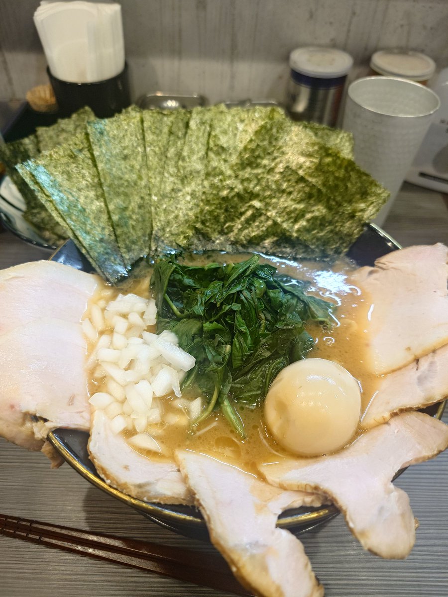 HiroIida78's tweet photo. #裏武蔵家
今年６６杯目

ちょうど混み合う時間の谷間に行けた昨日、帰る頃にはまた混雑が始まってました。

昨日のスープも美味かった！
相変わらず量に関しては食べ切れるかギリギリですけど（笑）
ギリギリだけどそろそろバラチャーシューも食べたい（笑） https://t.co/dDRSH7zpin