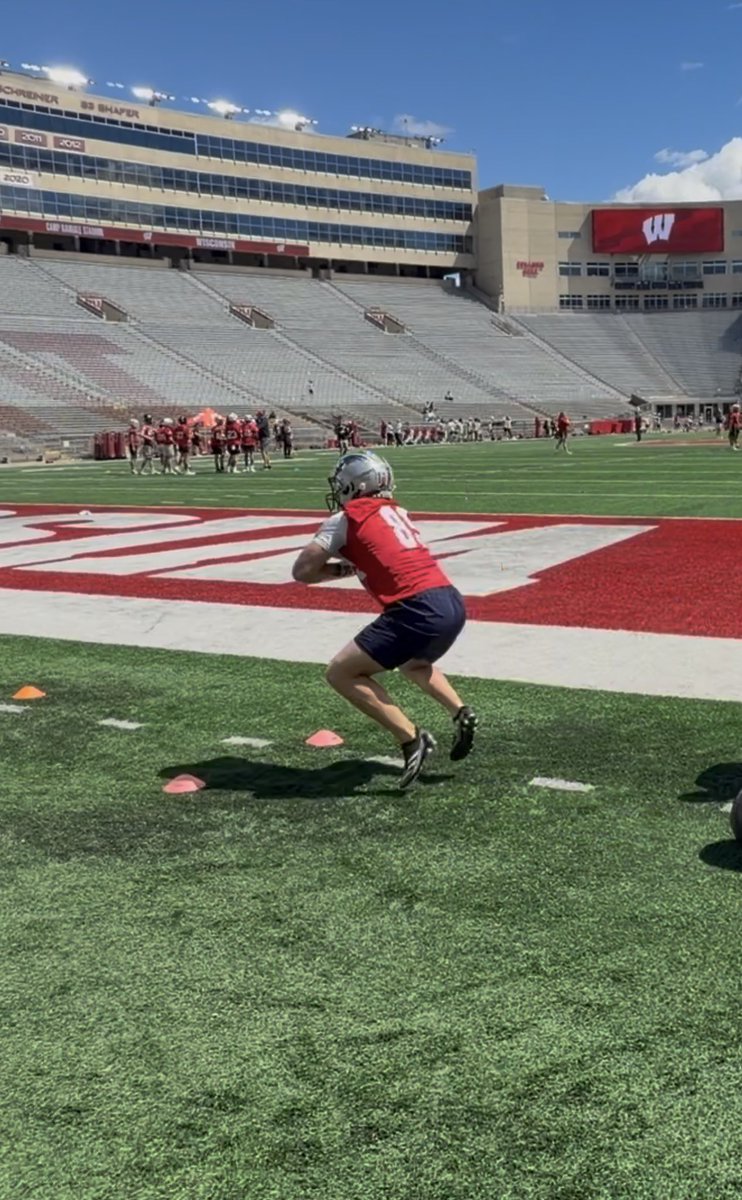 preston_nelson1's tweet photo. Had a great time at the @BadgerFootball camp today. Thanks again @logan_tressel for inviting me out! 

@RBtechnician https://t.co/Dcd21IHwF3
