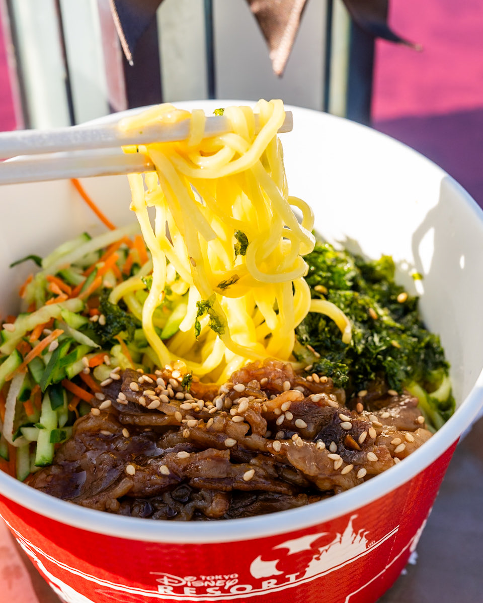 MezzoMikiD's tweet photo. 牛カルビと韓国のりの冷やし麺（塩レモン）！東京ディズニーシー「ドックサイドダイナー」期間限定メニュー提供中☆
https://t.co/I9KnxelxfM https://t.co/km04YcJCEq