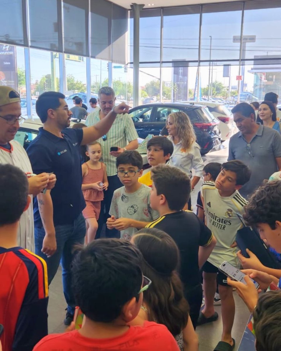 florayalar's tweet photo. ⚽📖 Este domingo vivimos la Jornada de Descuentos Mundialistas en Hyundai Hermosillo. 

Decenas de familias aprovecharon descuentos del 100% en recargos y multas de predial, además de intercambiar cartitas del álbum mundialista. 🙌

¡Gracias por acompañarnos! Seguimos acercando beneficios y creando espacios para convivir en familia. 🧡

#TransformandoHermosillo