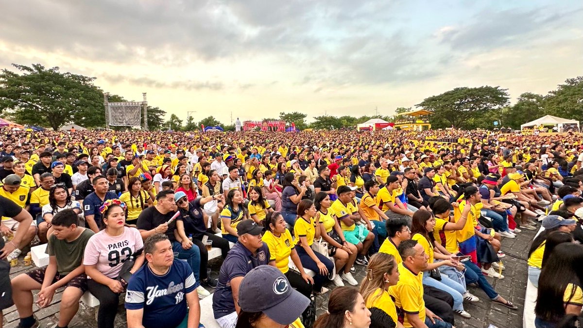 alcaldiagye's tweet photo. ⚽ Miles de personas llenaron estos espacios para alentar a la Tri y vivir juntos cada jugada. 🇪🇨 La emoción se sintió en grande y esto continúa. 🔥 No te pierdas los próximos partidos y todo lo que hemos preparado para seguir disfrutando la experiencia en vivo.

📍 Plaza Viva Guayarte
📍 Palco Malecón
📍 Concha Acústica de Parque Samanes

#AsíSeHaceGuayaquil #CiudadDeTodos #GuayaquilNoSeDetiene
@taticoronelf @aquilesalvarez