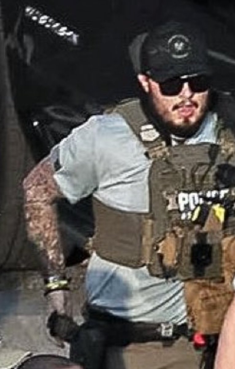 Stretch_blaze's tweet photo. @OctagonPulse What is he doing ￼￼￼🤣🤣🤣🤣 https://t.co/oYC3FZkFPE