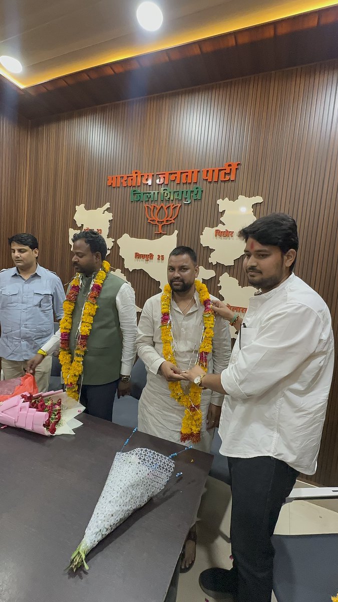 PrinceTomarSVP's tweet photo. आगामी 18 जून को भारतीय जनता युवा मोर्चा के प्रदेश अध्यक्ष श्याम टेलर जी के शिवपुरी आगमन एवं प्रस्तावित कार्यक्रम की तैयारियों के संबंध में आज संगठनात्मक बैठक आयोजित की गई। जय श्रीमंत @JM_Scindia
@yashsheopur @RakeshParaste https://t.co/M0CsAYcgeh