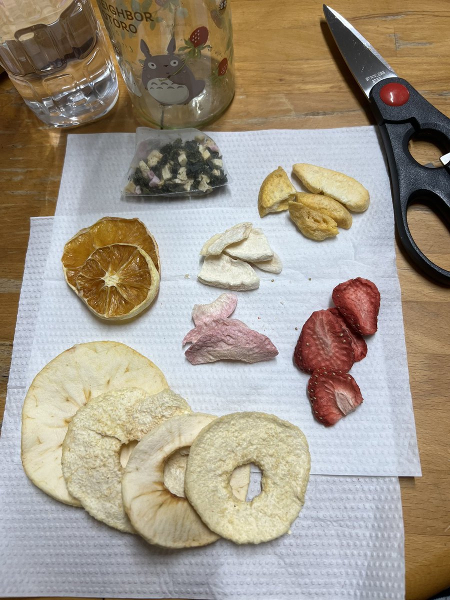 Enmity_Against's tweet photo. 今日のフルーツティー🫖
ウーロン茶で作る〜
オレンジ🍊、黄桃🍑、白桃🍑、いちご🍓、りんご🍎、洋梨🍐 https://t.co/RTBYaDW9aB