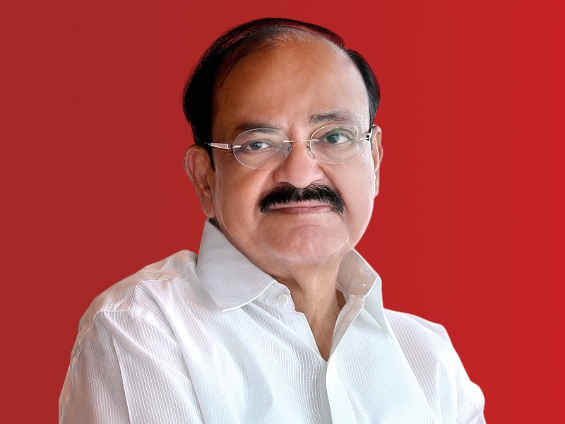 Khurpench_'s tweet photo. आपका नाम Venkaiah Naidu है।
आप भारत के पूर्व उपराष्ट्रपति हैं।

आपने कहा कि स्वास्थ्य सेवा और शिक्षा के अलावा कुछ भी मुफ्त मत दीजिए।

आपकी बात कड़वी जरूर है , लेकिन देश के भविष्य के लिए बहुत जरूरी है।

सरकार को मुफ्त में अगर कुछ देना ही है, तो सबसे पहले अच्छी healthcare और quality education देनी चाहिए, क्योंकि यही दो चीजें गरीब परिवार को गरीबी से बाहर निकालती हैं।

मुफ्त बिजली, मुफ्त राशन, मुफ्त यात्रा और चुनावी freebies से वोट तो मिल सकते हैं, लेकिन समाज आत्मनिर्भर नहीं बनता।

देश को ऐसे सिस्टम की जरूरत है जहां गरीब को इलाज के लिए जमीन न बेचनी पड़े, बच्चे को पढ़ाई के लिए सपने न छोड़ने पड़ें और युवा को नौकरी के लिए नेताओं के पोस्टर न ढोने पड़ें।

Healthcare और education खर्च नहीं, investment हैं।
बाकी freebies कई बार जनता को मजबूत नहीं, निर्भर बनाती हैं।

सही राजनीति वही है जो लोगों को मुफ्त की आदत नहीं, आगे बढ़ने की ताकत दे।