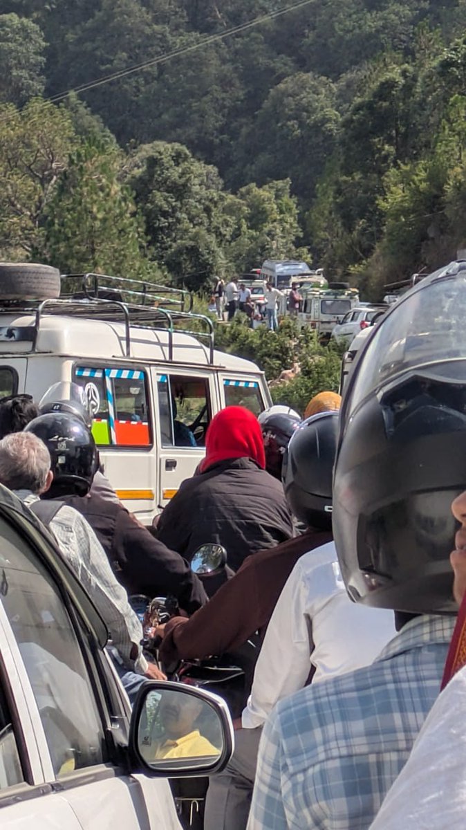 Urvashi3167's tweet photo. Kind attention @SPPauriGarhwal @PauriPolice Severe traffic congestion near Tarkeshwar Temple is causing inconvenience to devotees and locals. A detailed email has also been sent regarding the issue. Kindly review and implement better traffic management. Photos attached. https://t.co/iHFDgakMOl