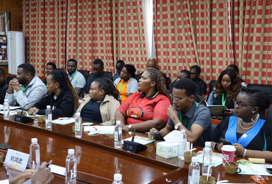 IASZNU's tweet photo. 24 young ruling-party officials from Rwanda, Kenya, Ethiopia＆South Africa visited IASZNU’s museums＆joined governance seminars. Drawing on China’s development experience＆Africa’s realities, participants shared views on modernization, youth empowerment＆sustainable development. https://t.co/OH85rU9VK1
