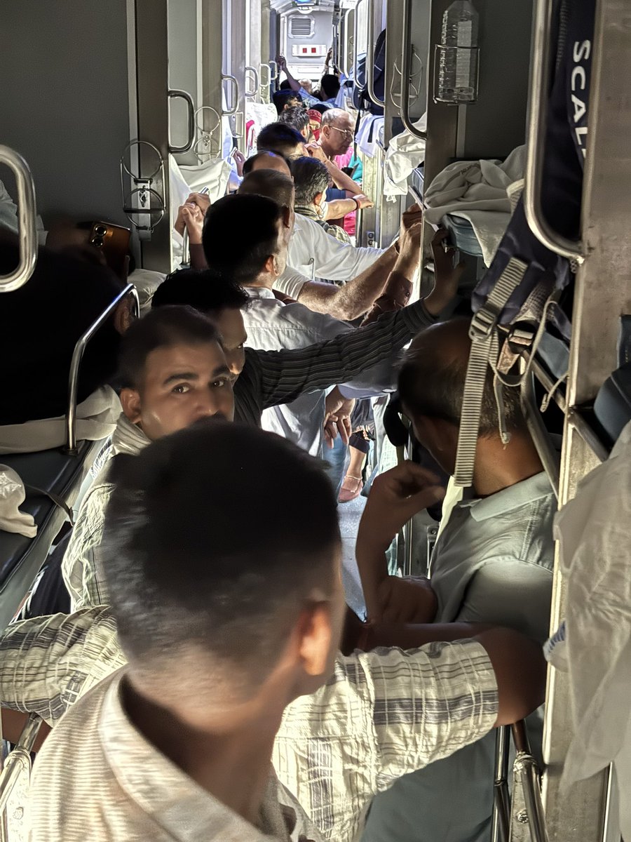 isaurabhranjan's tweet photo. #AshramExpress ke AC 3 Tier coach ki sthiti hai. Bina ticket ke itne log coach mein chadhe hue hain ki reserved passengers ko safar karna mushkil ho gaya hai Na koi TTE nazar aa raha hai aur na hi RPF. yatriyon ki suraksha aur suvidha sunishchit ki jaye @RailMinIndia @RailwaySeva https://t.co/PGNpNaUJyj