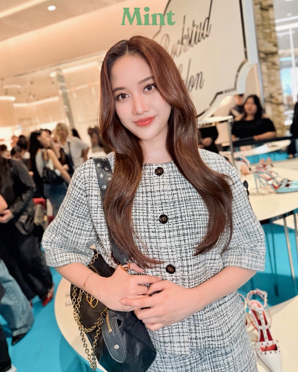 mintmag_th's tweet photo. คนสวยเช็คอิน! #MintReports สแนปภาพสวยสาว #ฟรีนสโรชา Brand Ambassador ของ Maison Valentino  ขณะที่มาร่วมงาน เปิดตัวคอลเล็กชั่น Pre-Fall 2026 ด้วย The Rockstud Salon ณ บูติก Valentino Emquartier 💚

#srchafreen 
#ValentinoPreFall2026
#ValentinoGaravani
#Rockstud
#MintMagTH https://t.co/5n3V2UFfzd