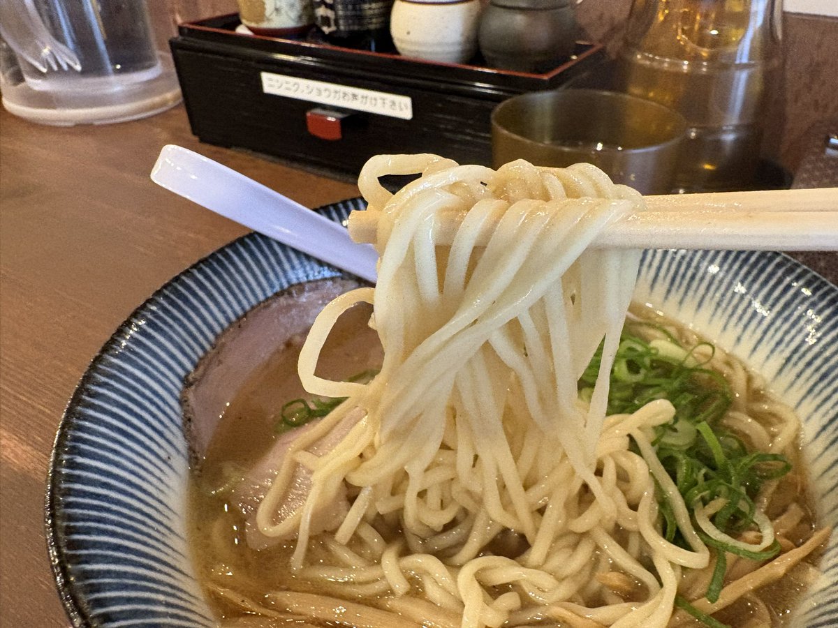 wtnemoto's tweet photo. 青葉区中央一丁目谷風通りに佇む
中華そば かけ橋さんにて前回は
燕三条背脂中華そばだったので
焼きあご塩らーめん🍜🧂🔥

飛魚焼きあご出汁と豚骨出汁を
合わせたというWスープがあまり
見ないかもね〜😃😊 https://t.co/T1Y7k6x7E2