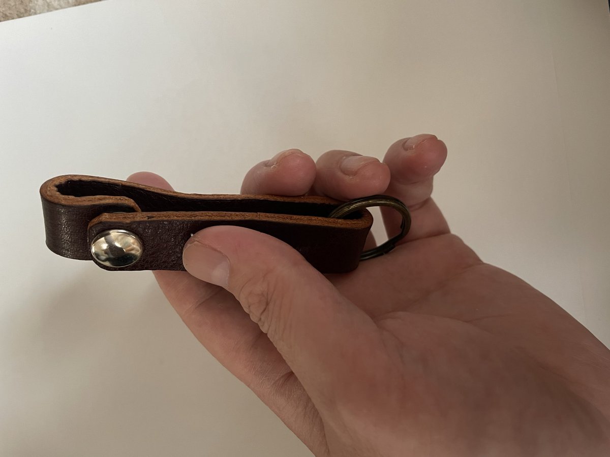 kk_jon's tweet photo. 手作りのプレゼントって真を込めた想いがあり、それはお金や他の物では代えが効かない大事なもん

年数が経つと馴染んできて唯一無二の物になるけど、もらった時の記憶は年数が経とうがその時のまま鮮明に残ってる

時を刻んでいく https://t.co/IchSaDATej