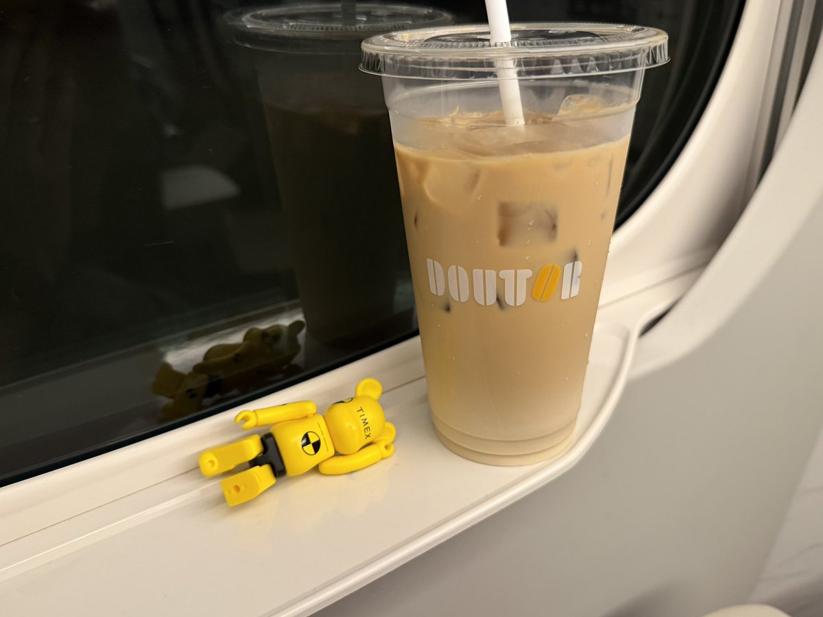 monmonpinka's tweet photo. 東へ(帰る
最悪だ。グリーンなのにチームでほぼシート全倒し＆ちびっこ通路に。
頼むから騒ぐなよ https://t.co/3tGsCgMauS