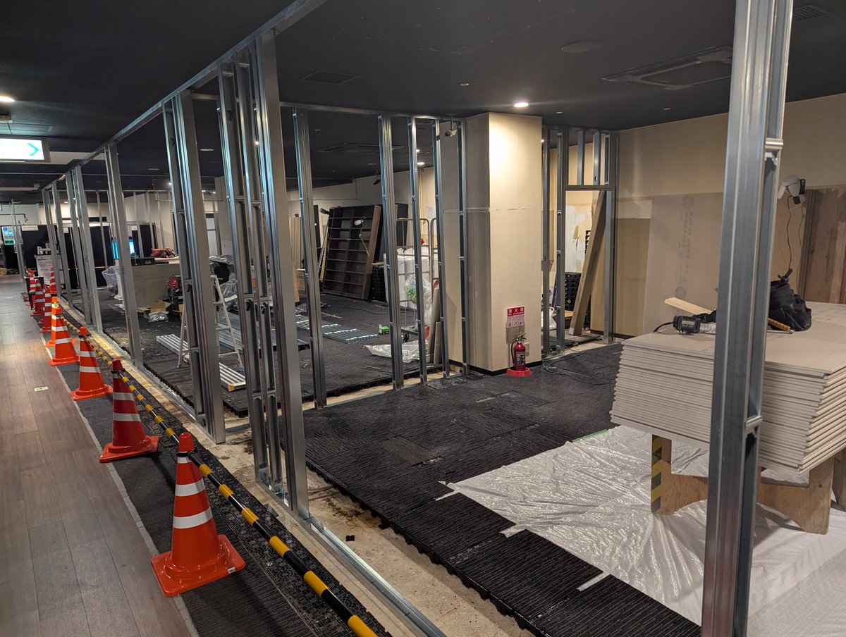 DiCE_OOI's tweet photo. 本日の改装工事も無事終了いたしました！

ブースが壊されてまっさらになってしまっていた空間に骨組みが…！✨
ここにダーツエリアを建てていきます！
明日以降もどんどん作業は進んでいきますのでご期待ください🔨💪 https://t.co/QQtjxbhEI0