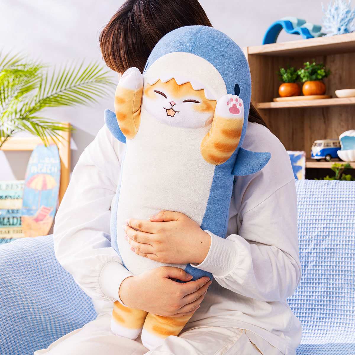 mofusand_market's tweet photo. 🦈新商品🦈

#mofusand BOARD SHARK！
『ロングサメにゃん クッションぬいぐるみ』
5,500円(税込)

ビョーン🌊

思わず ぎゅっとしたくなる
のびのびフォルム✨

お部屋で癒しをくれる
#サメにゃん です🏝️

#もふもふマーケット にて
6/26(金)11時販売開始🛒 https://t.co/QUATP6ReGP