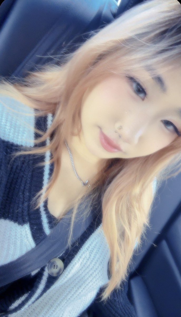 aestuhtics's tweet photo. solo date before girl’s night out https://t.co/qd5mnwzBxB