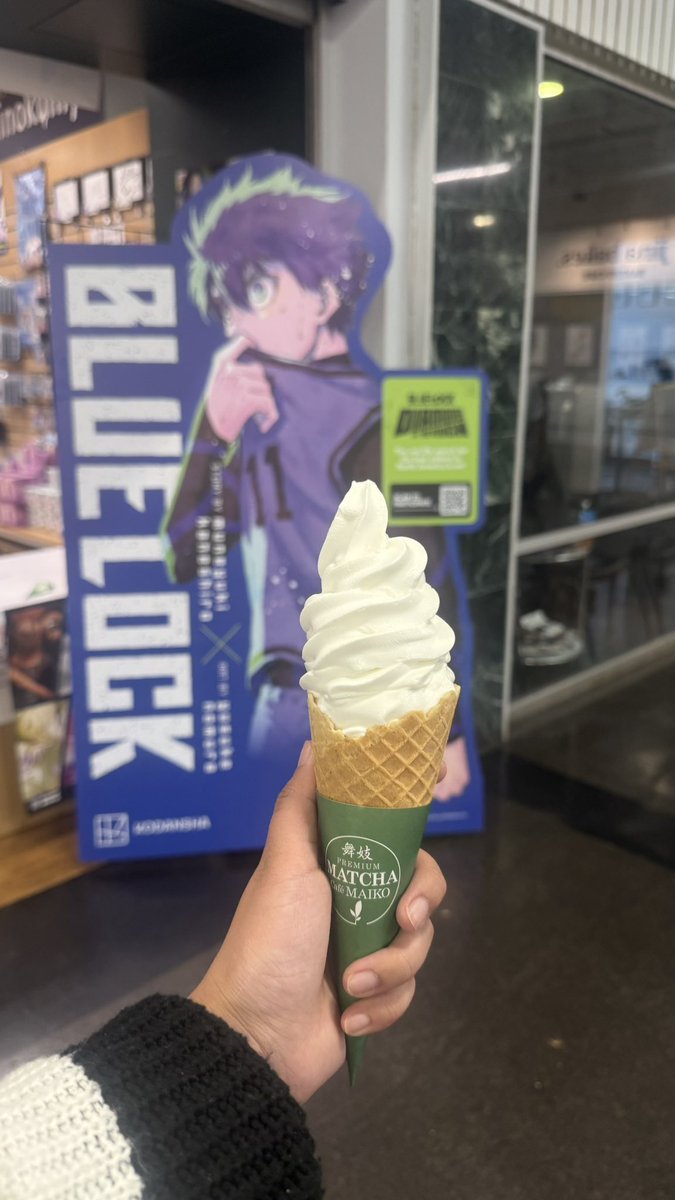 aestuhtics's tweet photo. solo date before girl’s night out https://t.co/qd5mnwzBxB
