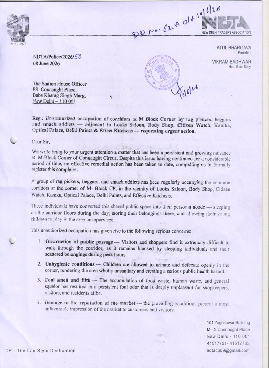 NDTAofficial's tweet photo. @p_sahibsingh @BansuriSwaraj @LtGovDelhi @DMNewDelhi @hdmalhotra @ashishsood_bjp @gupta_rekha PLS PLS PLS @NDTAofficial requests you to get Mblock outercircle @CP_Heartofdelhi cleared of slum in parking &amp; infront of ShopNo M55-M40 by @CPDelhi @DCPNewDelhi @DelhiPolice #UNHYGENIC https://t.co/aFhmNFGu9l