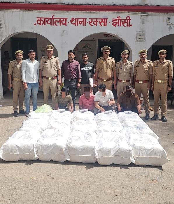 ANTFUP's tweet photo. दि0-15.06.26 को एएनटीएफ थाना झांसी द्वारा अ 04 सक्रिय तस्करों को गिरफ्तार कर,कब्जे से 350 किलो अवैध मादक पदार्थ गांजा(जिसकी अनुमानित कीमत लगभग 01 करोड़ 80 लाख रूपये), 01 अदद ट्रक,01 अदद स्विफ्ट डिजायर कार, 08 अदद मोबाइल  फोन व 9,550/- रूपये नगद बरामद किया @Uppolice @jhansipolice https://t.co/BOZcmLVR3N