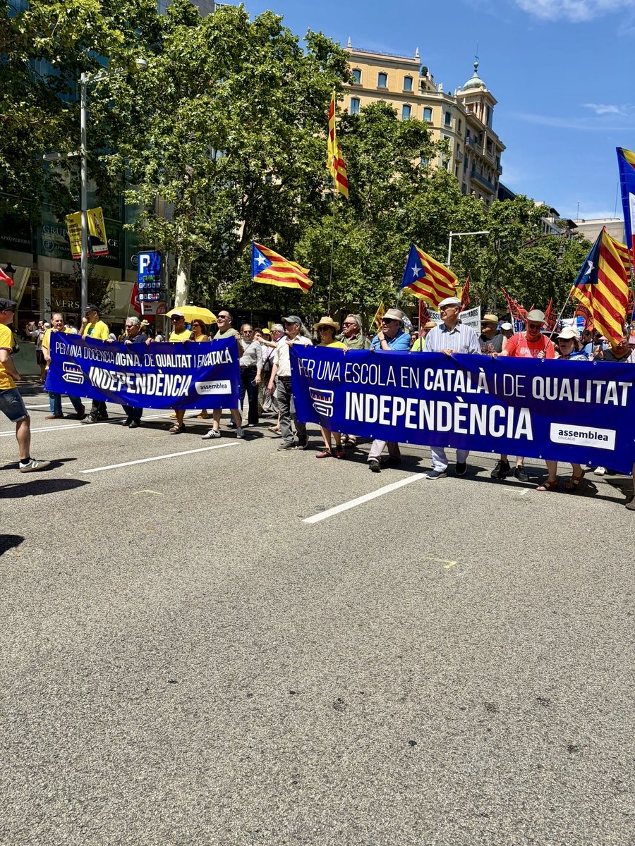 assemblea_int's tweet photo. ⬛️⬜️ Yesterday @assemblea attended the demonstration in support of teachers, who fight to build a better country. 
For a dignified, high-quality education in Catalan. https://t.co/d9h7Qw7MlN