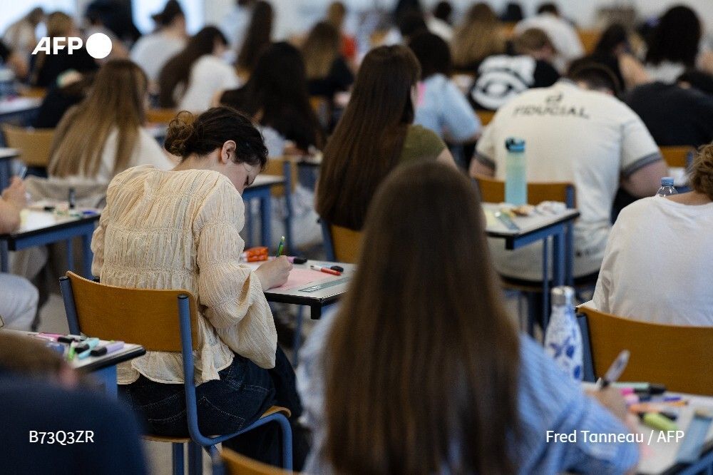 afpfr's tweet photo. 🇫🇷 "Avons-nous la maîtrise de nos paroles ?", "peut-on être heureux quand les autres ne le sont pas ?"... Les sujets du bac philo 2026 sont tombés, avec également Friedrich Nietzsche ou Paul Ricœur au menu, selon les filières. https://t.co/TtDhPhUvqN