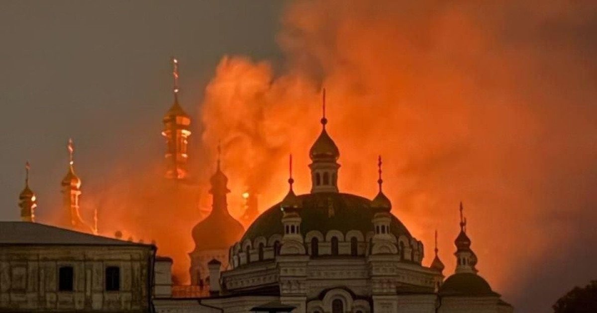 sprangerlukas's tweet photo. Really sad to see the Pechersk Lavra monastery in Kiev on fire. https://t.co/nSzhMzlsJw