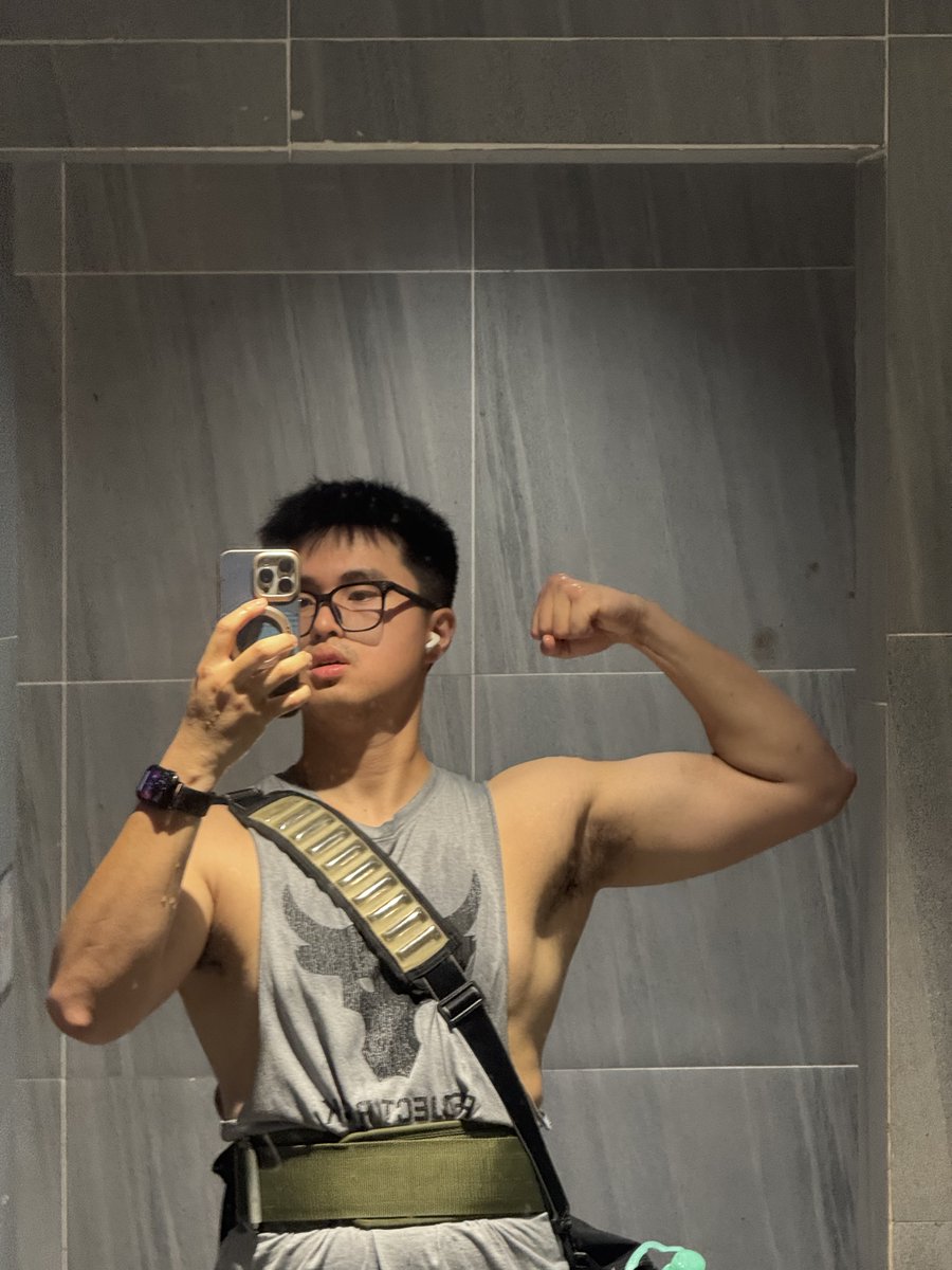leonLv66's tweet photo. 怎么才有流量啊？
互关！！！！！！争取一个月内突破500蓝V关注
发个自拍，证明有在好好健身 https://t.co/5dbMd5HKd9