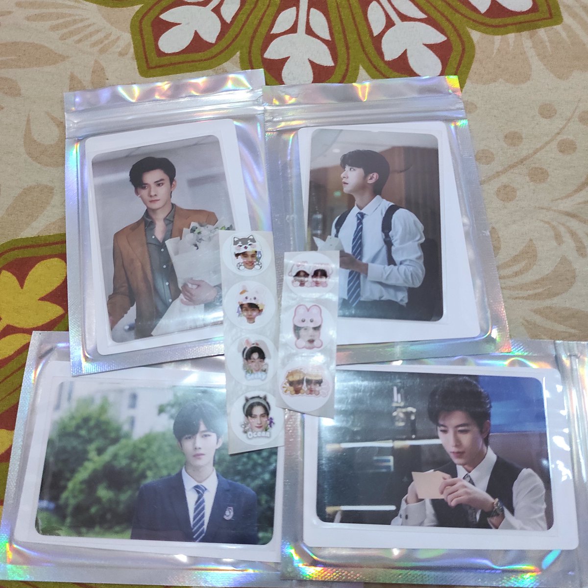 fan__girl__ing's tweet photo. pc ini masuk dlm jejeran jajan merch pertama aku (selain joox &amp; schon)
pd saat itu aku gapaham soal jajan beginian, tp syukurlah aku ketemu kak Yayi 🫶🥹 @raykantopeni_ yg ramah mau ngopenin aku meski ga join GO n pembelian sedikit
*pengirimannya cepat, tp baru aku unboxing 🙏😭 https://t.co/xsMBQhs6uV