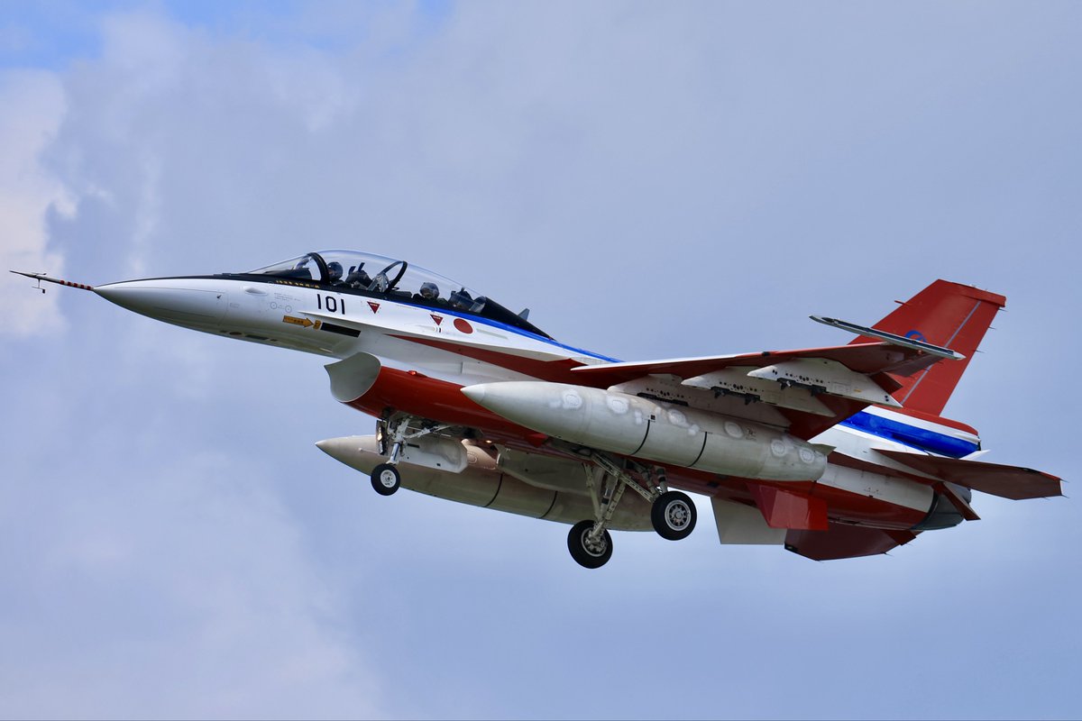 A6O6d's tweet photo. 3rdでずっと撮りたかった102と101の色鉛筆ミッション撮れました😆
ASM-3は投下してくると思ったら付けた状態で降りてきてくれたので、102が色鉛筆を付けてる写真を撮れて良かったです🚀
#岐阜基地 #飛行開発実験団 #ADTW #ASM3 https://t.co/MBJEiz47Im