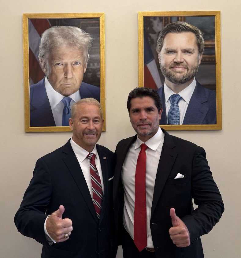 chikis6377's tweet photo. @EVerastegui Deberías de ser congruente con lo que piensas dices y haces, tus acciones distan mucho de tu palabrería barata, afortunadamente en México ya te conocemos bien y nadie te cree!

Ah por cierto, ojalá te preocuparas por los niños asesinados en las guerras de tus amigos!!! 🇺🇸🇮🇱 https://t.co/WDUoGSUppI