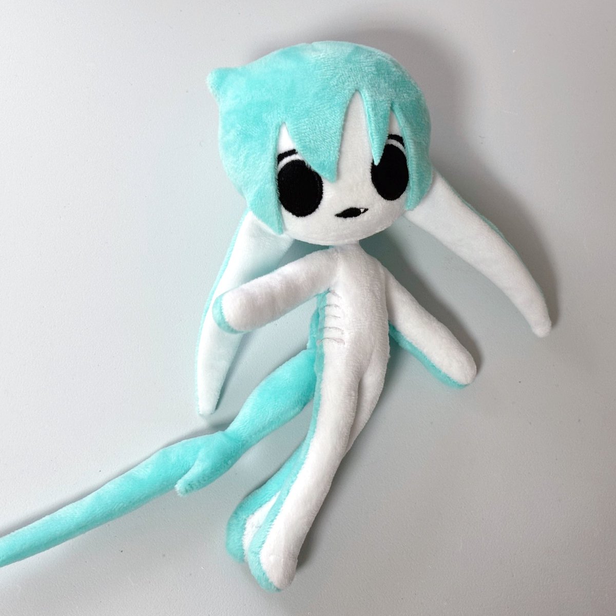 dekisokomatigai's tweet photo. 作業の息抜きで作ったニタリちゃん完成！前に進捗垢で作っていた企画乗り遅れのOCちゃんです🦈真っ黒でまん丸のおめめ、鰓孔(エラ)の立体感、頭とおしりに付け替え可能な尾鰭などやりたかったことができて満足です🙌
#そこまち工房 https://t.co/I0wZx0zuZ1