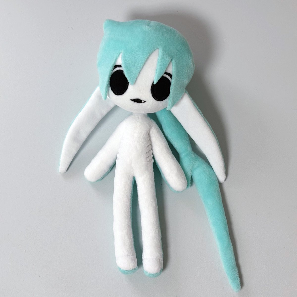 dekisokomatigai's tweet photo. 作業の息抜きで作ったニタリちゃん完成！前に進捗垢で作っていた企画乗り遅れのOCちゃんです🦈真っ黒でまん丸のおめめ、鰓孔(エラ)の立体感、頭とおしりに付け替え可能な尾鰭などやりたかったことができて満足です🙌
#そこまち工房 https://t.co/I0wZx0zuZ1