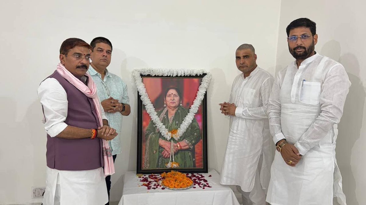 rajeshchbjp's tweet photo. भाजपा युवा मोर्चा के हमारे पुराने साथी, मित्र श्री पवन खजूरिया जी की पूजनीय माताजी के दुखद निधन पर आज जम्मू कश्मीर के जनपद ऊधमपुर स्थित उनके पैतृक आवास पर पहुंचकर पूजनीय माताजी को श्रद्धासुमन अर्पित कर दिवंगत पुण्यात्मा की शांति हेतु ईश्वर से प्रार्थना की। 

शत-शत नमन। https://t.co/39srJ4wph2