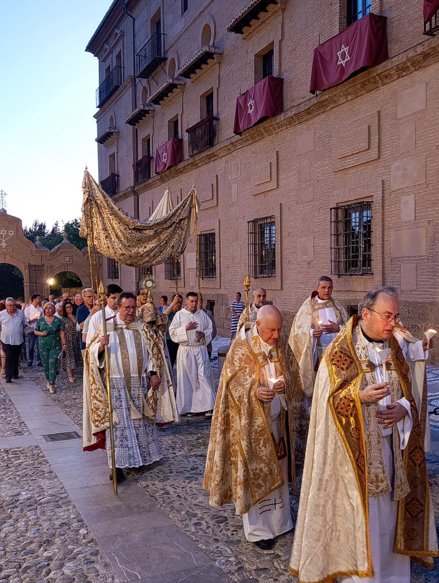 Archigranada's tweet photo. ✝️ Granada, bendecida por el Santísimo Sacramento. Misa votiva celebrada en la Abadía del Sacromonte y posterior bendición a la ciudad desde su mirador con Jesús Sacramentado.

✍️ https://t.co/CnbRmYNbP6

Fotos: Abadía Sacro Monte https://t.co/BInD7vGWlm