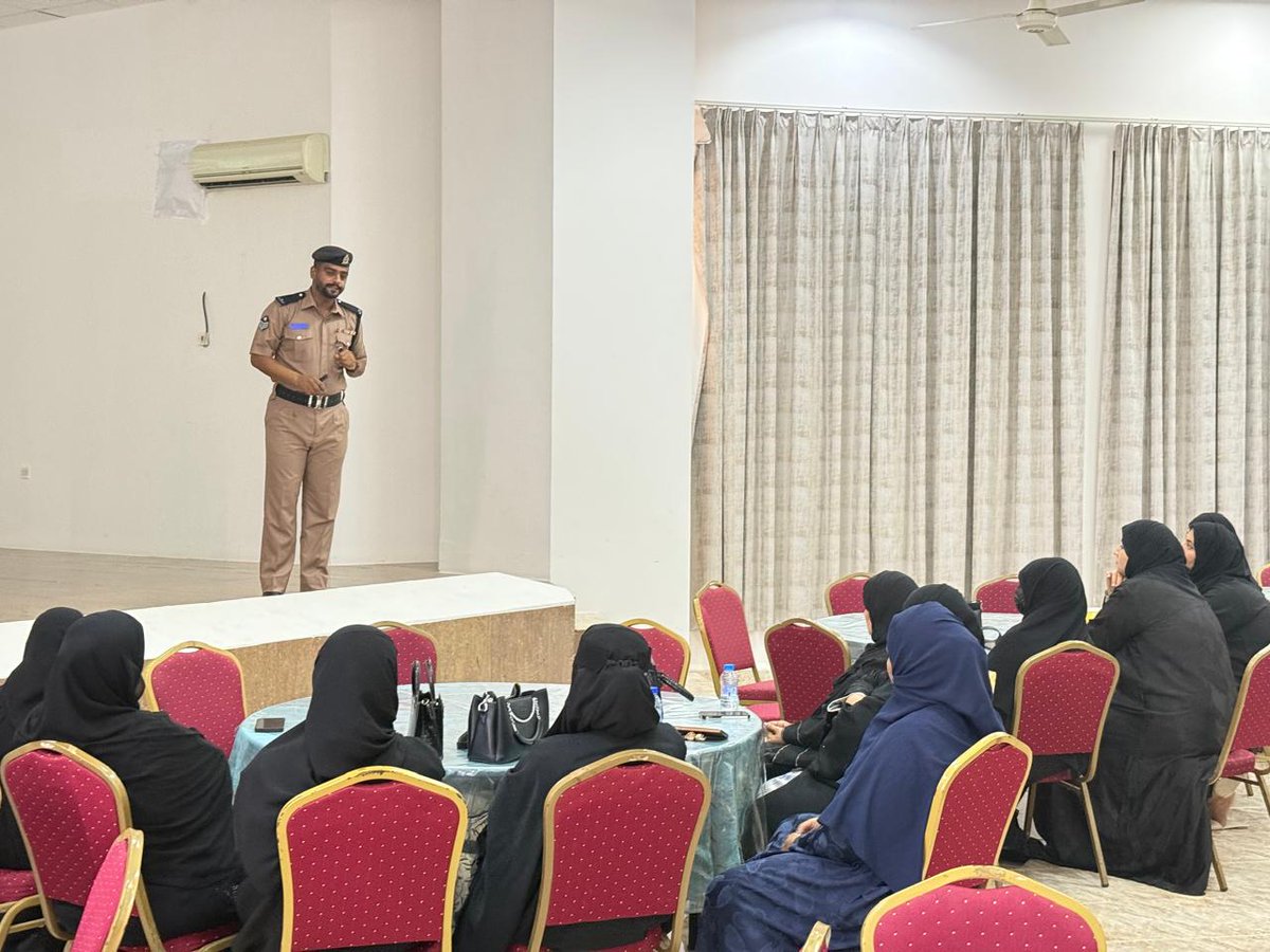 OWSohar's tweet photo. بمتابعة وإشراف الدكتورة فضيلة بنت عبدالله الرحيلي، استضافت جمعية المرأة العُمانية بصحار محاضرة توعوية متخصصة في السلامة المرورية نفذها معهد السلامة المرورية بقيادة شرطة محافظة شمال الباطنة، ضمن الجهود الوطنية الرامية إلى ترسيخ الوعي المروري وتعزيز ثقافة القيادة الآمنة والمسؤولة https://t.co/k2DBHYfn6u