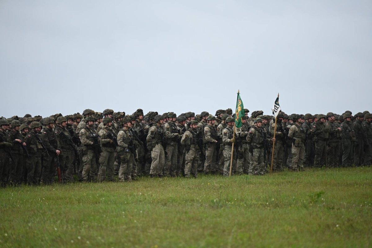 DGeneralneRSZ's tweet photo. Federacja ćwiczeń pk. „Bursztynowy Obrońca-26” wystartowała 🇵🇱🪖

Poligon w Orzyszu zaczyna tętnić ogniem i stalą. Czołgi, armatohaubice, bojowe wozy piechoty, pododdziały rozpoznawcze, saperzy, artylerzyści i logistycy rozpoczęli realizację zadań taktycznych.

Żołnierze nie czekają – od pierwszych minut mierzą się z wymagającymi scenariuszami bojowymi. Działamy w warunkach maksymalnie zbliżonych do rzeczywistych. Tak kujemy wysoką gotowość Sił Zbrojnych.

💪 Profesjonalizm, zgranie, skuteczność – na tym opieramy sukces każdego zadania.

📸 sierż. Piotr Szafarski, st. szer. Radosław Hajn 16DZ

@MON_GOV_PL 
@SztabGenWP 
@16Dywizja