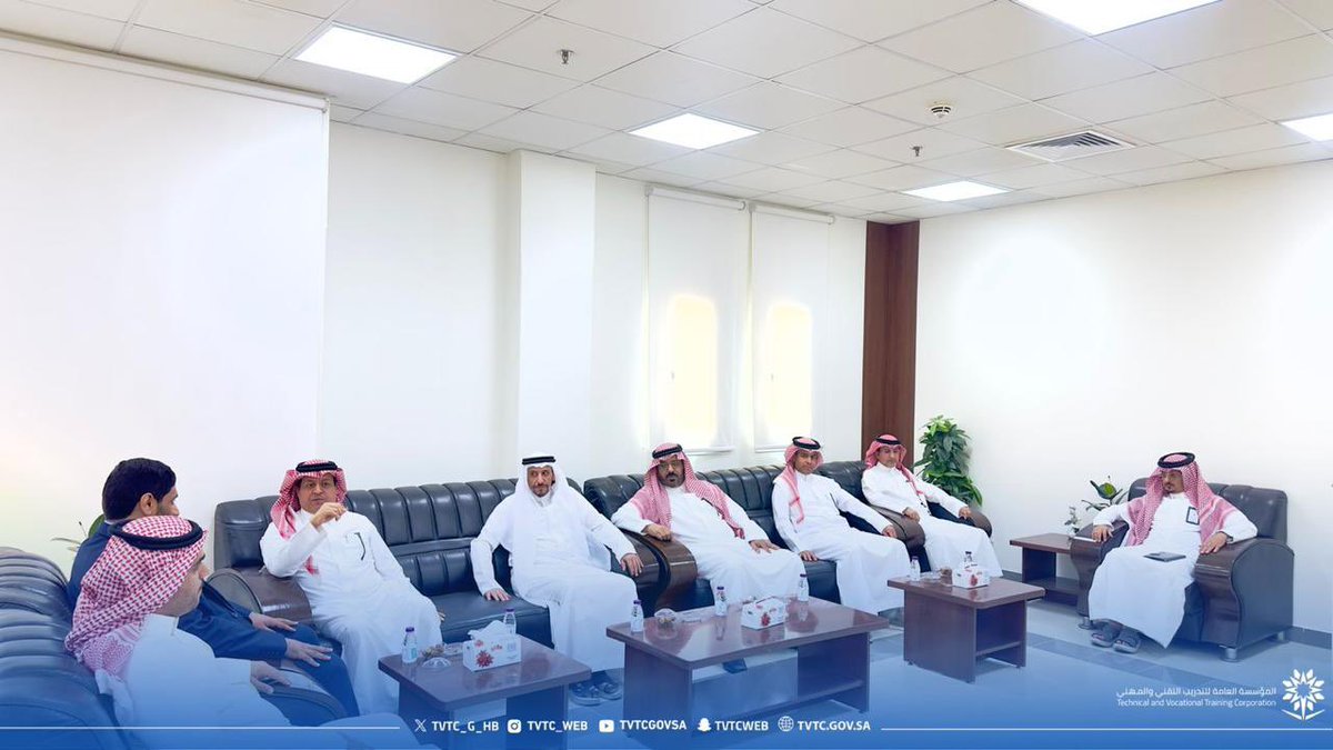 tvtc_g_hb's tweet photo. استقبل سعادة عميد الكلية التقنية بحفر الباطن في مكتبه رئيس مجلس الأمناء والمشرف العام لكليات جدارة الأهلية الدكتور / سعود بن عبدالله اللغيصم والوفد المرافق له، حيث جرى خلال اللقاء بحث سبل التعاون المشترك وتبادل الخبرات في المجالات التدريبية والأكاديمية بما يسهم في تعزيز جودة المخرجات وتنمية الشراكات الاستراتيجية بين الجانبين تحقيقاً للأهداف المشتركة ودعماً لمسيرة التطوير والتميز ، وبما يسهم في توفير فرص إكمال المسيرة الأكاديمية لخريجي الكلية ، ويحقق تطلعات محافظة حفر الباطن وأبنائها، ويدعم التنمية البشرية وتمكين الكفاءات الوطنية .

#التدريب_التقني