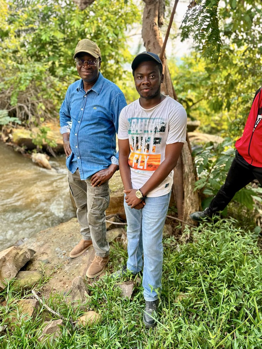 LutteGarde's tweet photo. Kongo Central, localité de Kifuma, magnifique site d’Ascado Lodge. Un moment de détente et d’échanges enrichissants avec le Professeur @DMukokoSamba. S’il y a une leçon que je retiens de ce moment, c’est celle-ci : « Rien de grand ne s’obtient sans effort. » Merci, Professeur. https://t.co/fglvtmtkO0