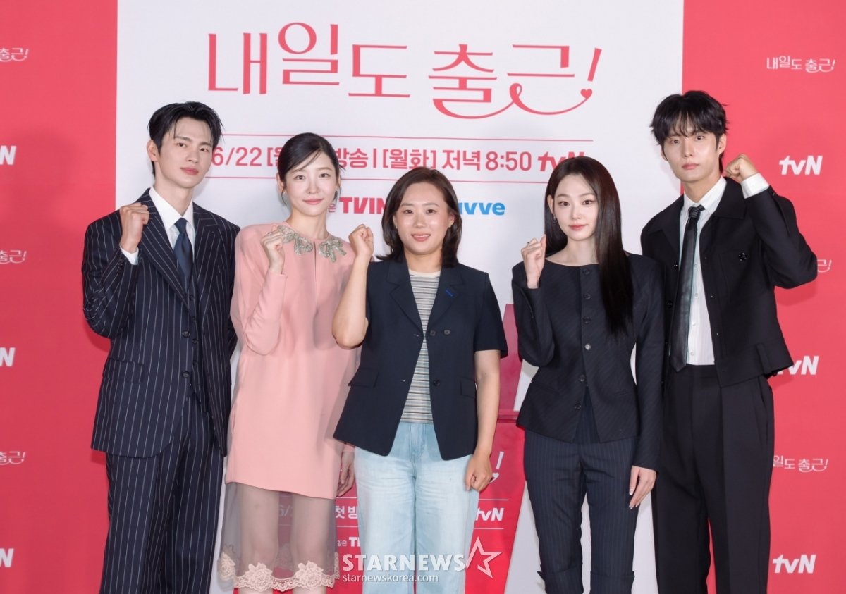 ch_sj2013's tweet photo. Sutradara See You at Work Tomorrow berharap dramanya bisa nyusul kesuksesan The Legend of Kitchen Soldier.

Kalo rating bisa nyentuh angka 10%, Seo Inguk &amp; Park Jihyun janji bakal tampil duet di M Countdown ngikutin jejak Migak Boys 😅

https://t.co/Fksal8mAjm https://t.co/npmCt2Wbt5