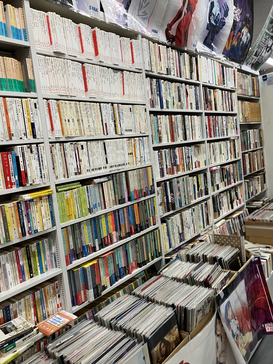 KGUcoop's tweet photo. 【渋谷　書籍】📘
「神保町古書市」追加補充をしました！😄

澤口書店さんのセレクトで
今回は”歌舞伎”の本をたくさん並べました！

そのほか、歴史、SF🚀
引き続きご好評の文庫、新書、映画のパンフを大量入荷！
今月いっぱいで終了になります
ぜひお越しくださいませ💪
#澤口書店
#國學院大學生協 https://t.co/6cTZThdqcH