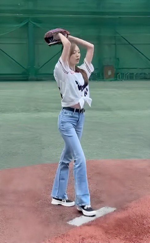 Satwu46's tweet photo. 推しの始球式した時の投球練習動画
メジャーの茂野吾郎ばりのワインドアップに感動してる https://t.co/3mHFJUpsTb