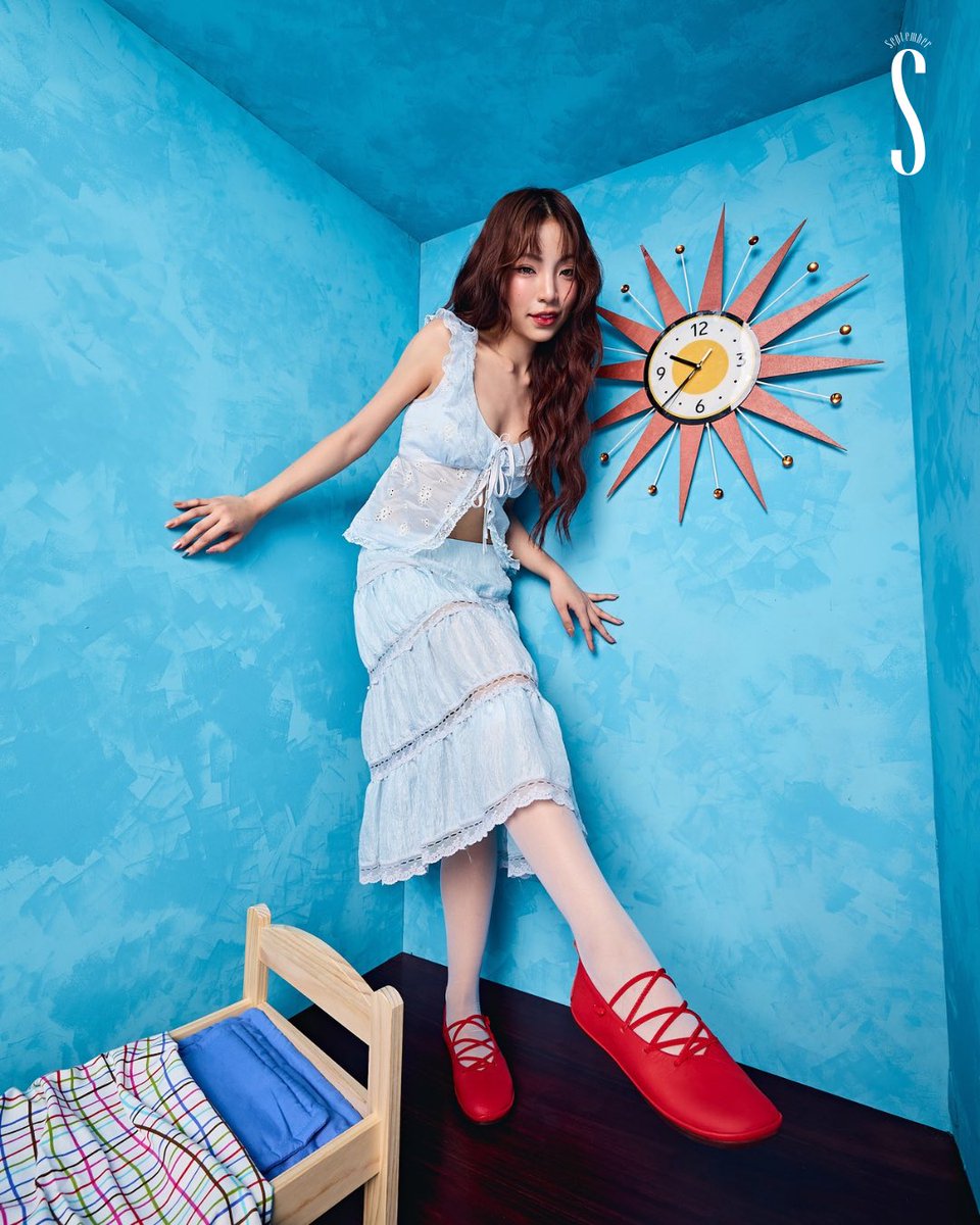 september_mag's tweet photo. ตาออม - เบญญาภา กับรองเท้า Camper ในรุ่น Right Nina สีแดงสดใส เฉดสีใหม่ประจำฤดูกาล Spring/Summer 2026 ภายใต้คอนเซปต์ ‘Doll House’ ที่นำมาตีความใหม่ เพื่อนำเสนอและสะท้อนตัวตนอย่างสร้างสรรค์

#Taaom4EVE #4EVE 
#CamperThailand
#SeptemberMag https://t.co/r8cc1R2DkY