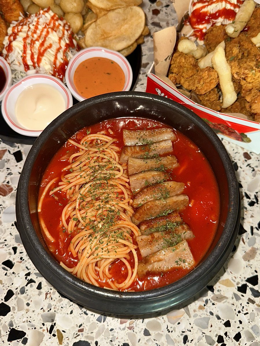 muk_archive's tweet photo. #광고
맛있는 거 다 모아놓은 인쌩맥주 신메뉴 7종 ❤️🔥

한국인이라면 싫어할 수 없는 항정살 + 김치 조합 ! 완벽한 K-퓨전 메뉴 김치항정파스타 🍝

칼칼한 토마토 국물에 감칠맛나는 홍합. 술 마시면서 동시에 해장까지 가능한 토마토해장파스탕 🍅

매콤한 불닭에 고소한 치즈 듬뿍 올��� 맛없없 조합 바삭불닭전 🌶️🧀