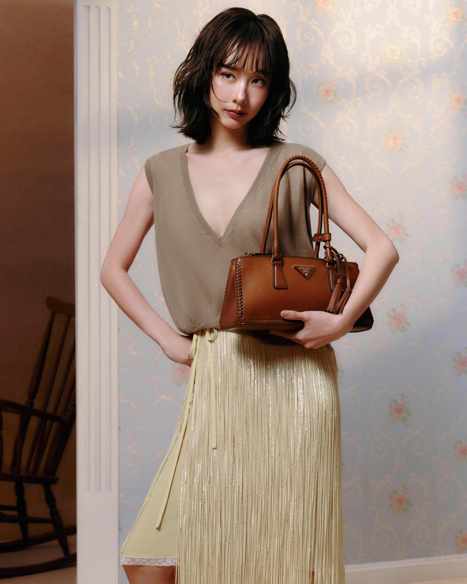 Prada's tweet photo. Prada Ambassador Toey Jarinporn wears Days of Summer in a recent issue of ELLE Thailand. The editorial was photographed by Manosit Boonnon and styled by Fu Matin. 

#PradaEditorials #PradaSummer #ToeyJarinporn #ELLEThailand #ManositBoonnon #FuMatin https://t.co/aUrLHy4Rda