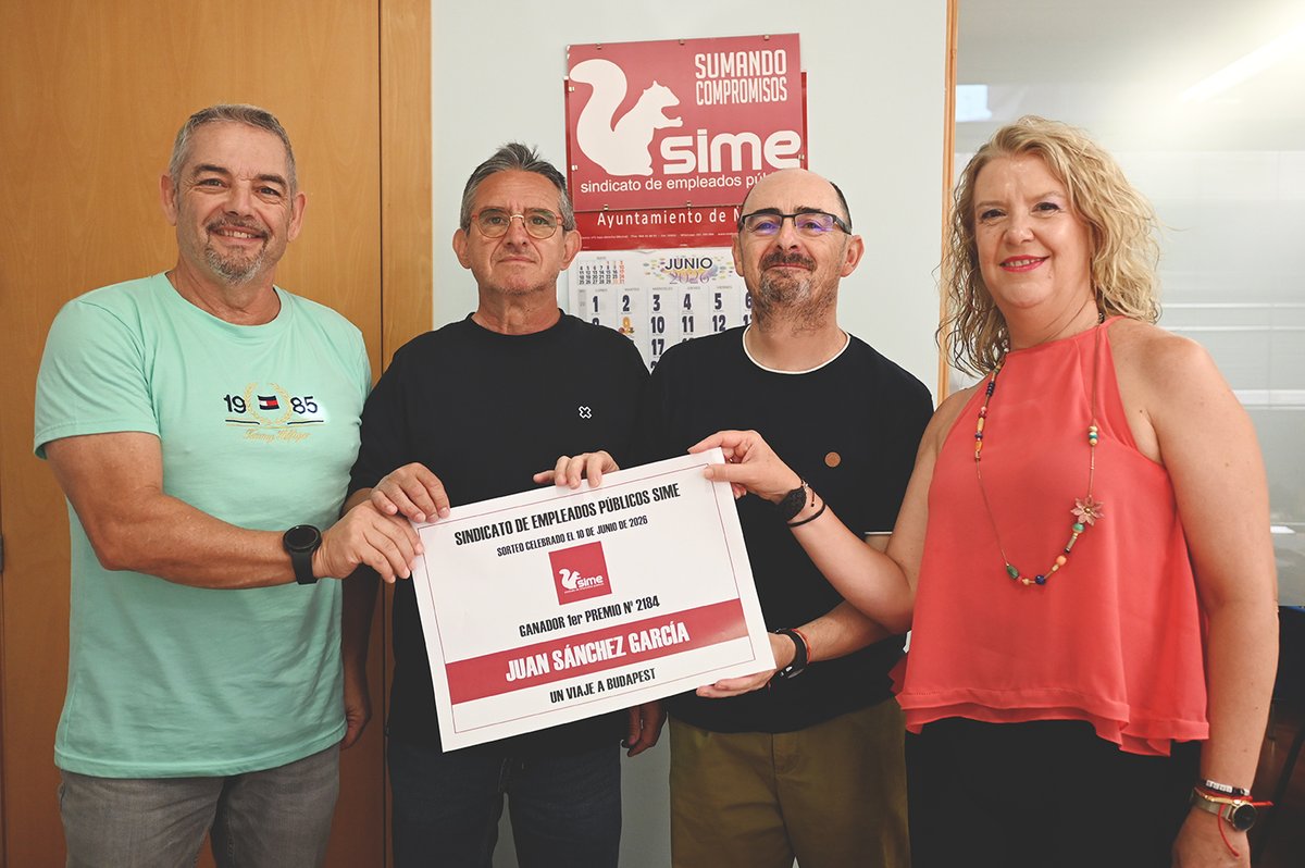 SIMESindicato's tweet photo. Los ganadores del sorteo del SIME recogen su premio https://t.co/ESBQCoOwjx https://t.co/vUrwgeXJAv