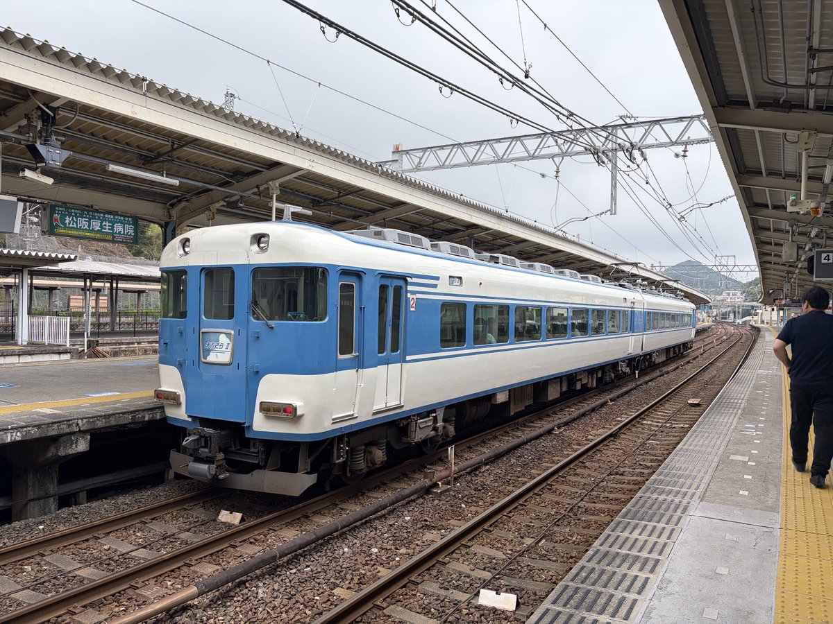 Oisesama's tweet photo. 鳥羽に来ています。
タイミングよく、かわいい電車がたくさん。 https://t.co/BEEn8XdN9Z