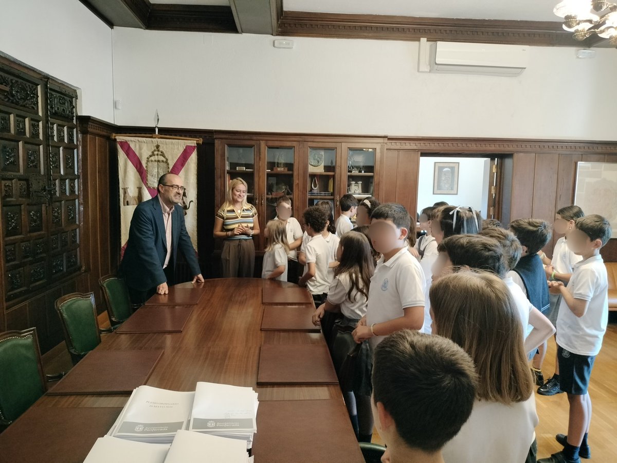 AytoPonferrada's tweet photo. ¡Hoy hemos tenido visita!❤️
El alcalde, @MoralaMarco, y la concejal de Bienestar Social y Familia, @RivasAlexandraa, han recibido a los alumnos de 5⁰ primaria del Colegio @InmaculadaPonfe.
Una jornada para acercarse al Ayuntamiento y conocer parte de sus dependencias. https://t.co/YGOnYvgefE