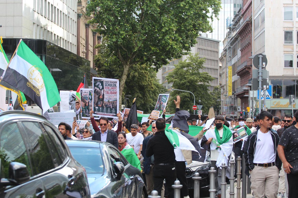 aamajnews_24's tweet photo. #عکس‌ها
شماری از فعالان حقوق بشر و «آزادی‌خواهان» در فرانکفورت آلمان گردهم آمدند و ضمن حمایت از آزادی، عدالت، دموکراسی، حقوق بشر و کرامت انسانی در افغانستان، اعتراض خود را از وضع حاکم در کشور اعلام داشتند.

#آماج_نیوز https://t.co/mmFhAVyWGd