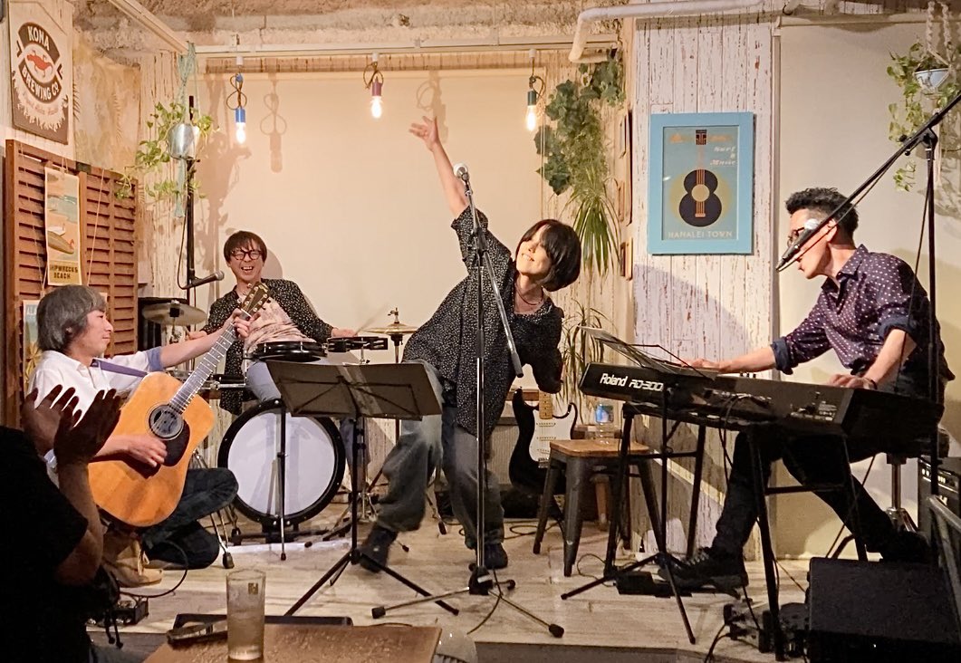 quickpalmeeting's tweet photo. 6/13(土)下北沢RHAPSODY
Rinanとのツーマンライブ
ラプソディ���店10周年記念ライブ
『Let’s Stay Together』

祝10才！＆レッツ11才デイズ！
此度の嬉しき機会に、大の感謝です

皆サマ、ありがとうございました！

よかったらコチラもどうぞ！
ブログ『列島 シノ日和』↓
https://t.co/gzwm5CEjAk https://t.co/e8pVg3KfH6