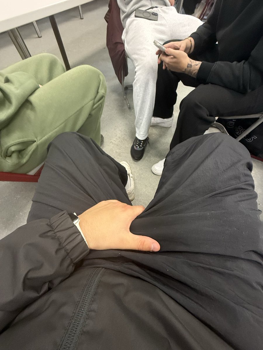 AlphaGabriel03's tweet photo. Berufsschule letzte Reihe…. Drück ab und wir machen uns über dich Lustig 😂🫢
#FinDom #FEMDOM #schule #Buyingcontent #sklave #Cashmaster #feetsub #sub #zahlherr #geldherr #PayPig https://t.co/ooF3YaYk2V